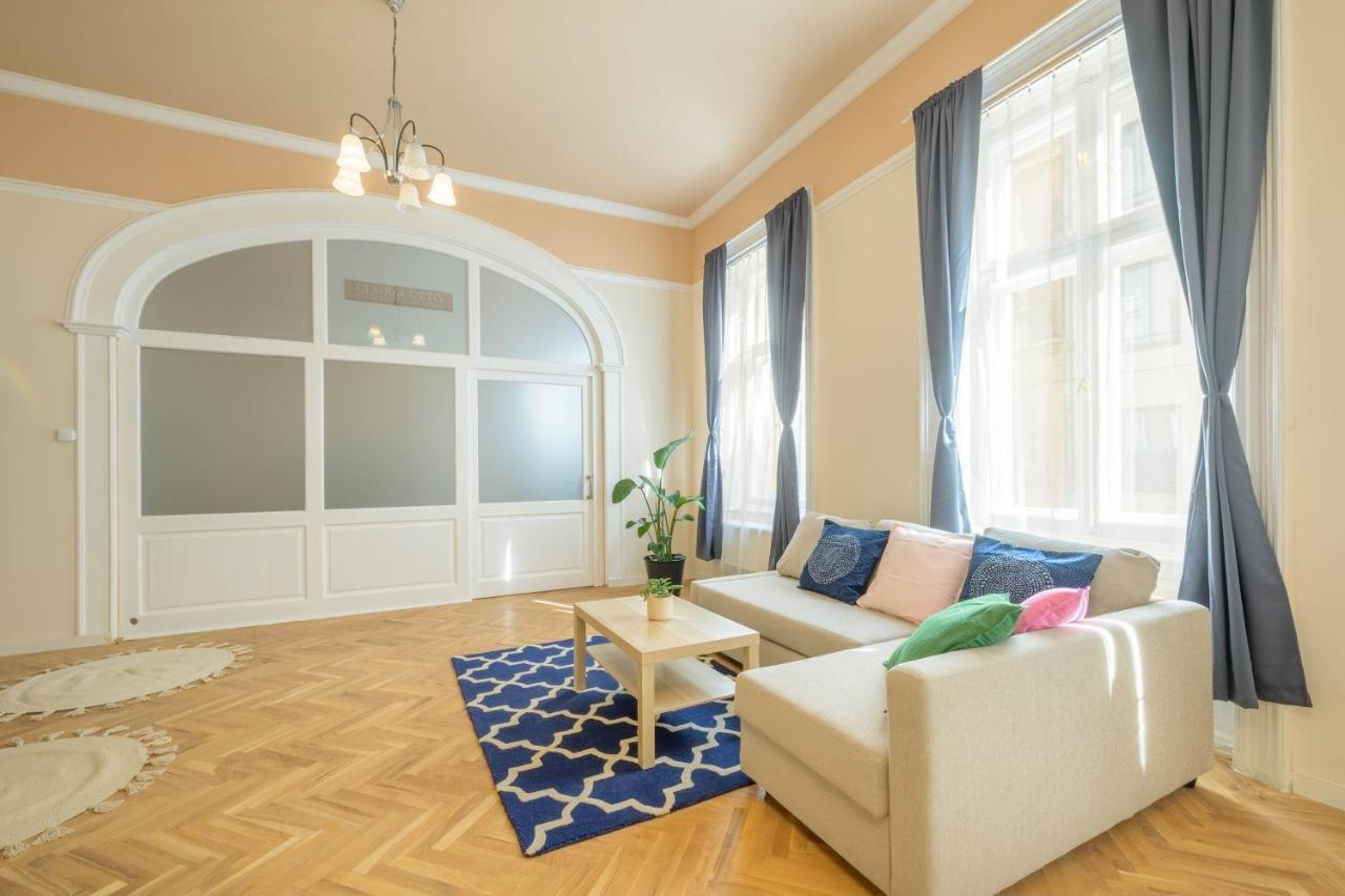 Seasons La Famiglia Apartment Budapest