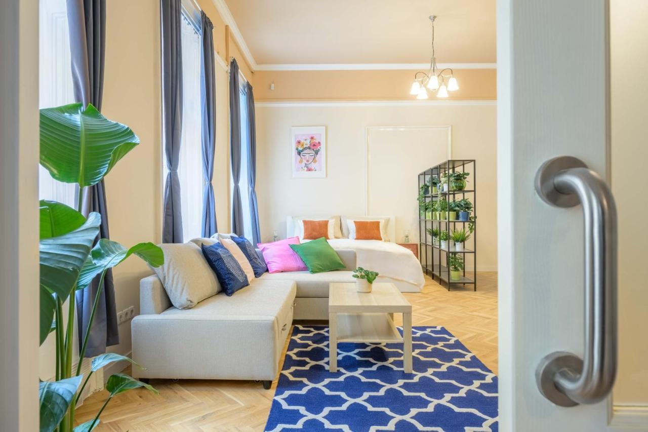 Seasons La Famiglia Budapest