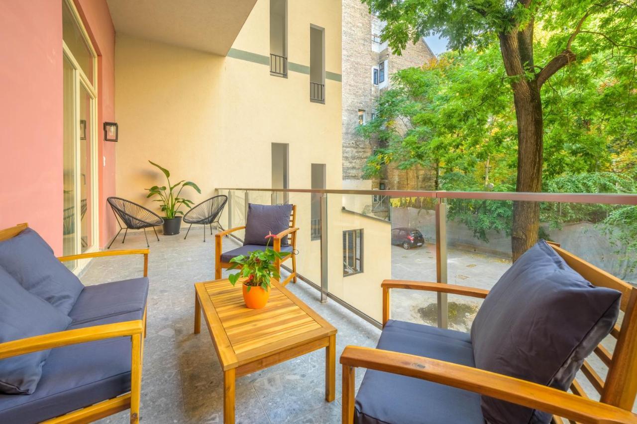 Seasons La Famiglia Apartment *