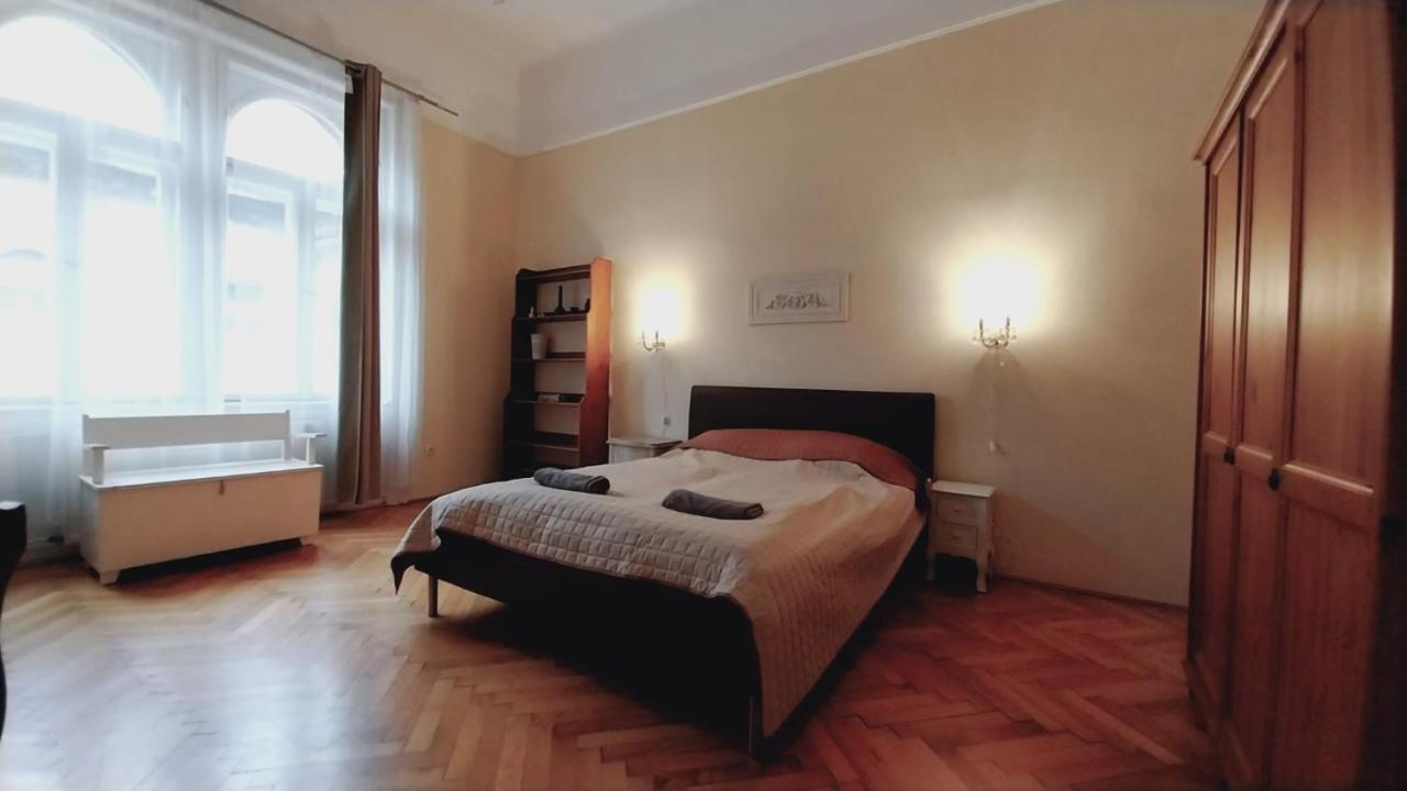 Apartment For Long-term, Budget! Szondi