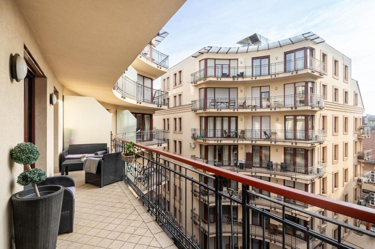Urban Jungle Oasis King With Free Parking *