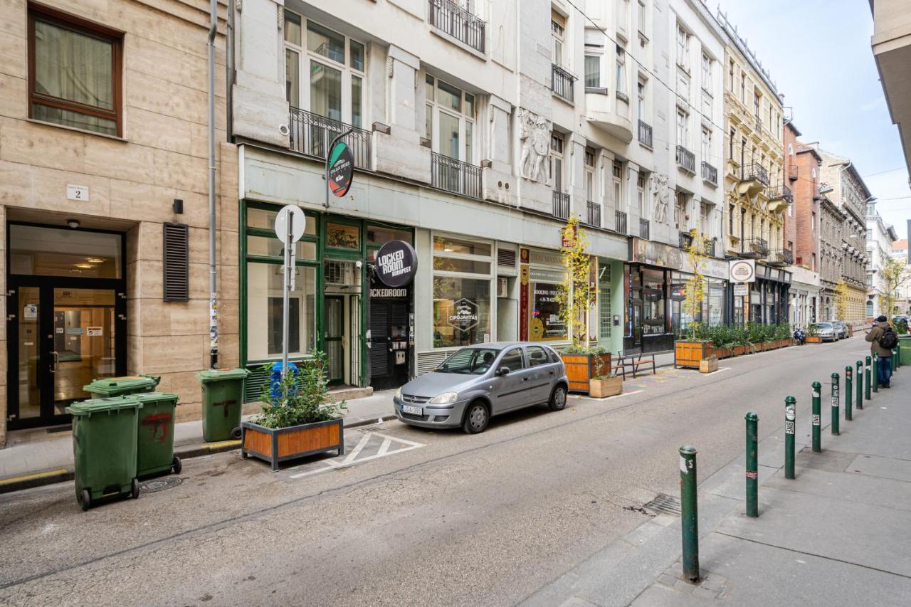 Urban Jungle Oasis King With Free Parking
