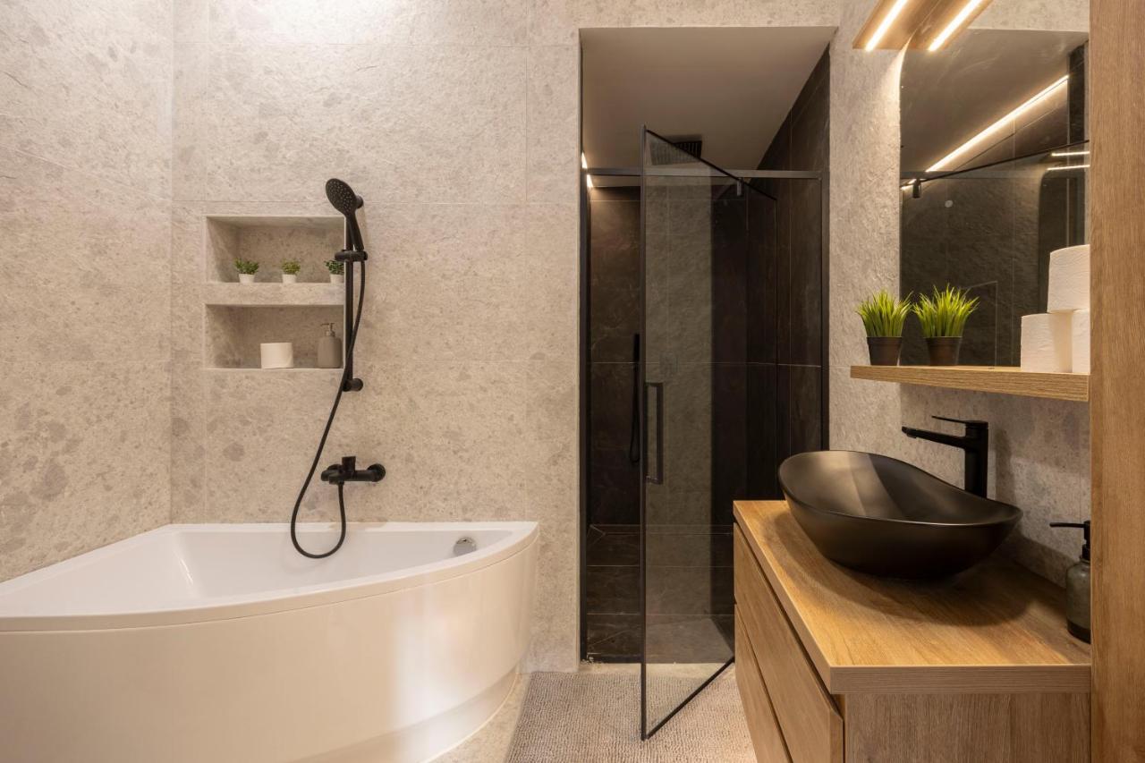 Luxurious & Spacious With Balcony Apartment
