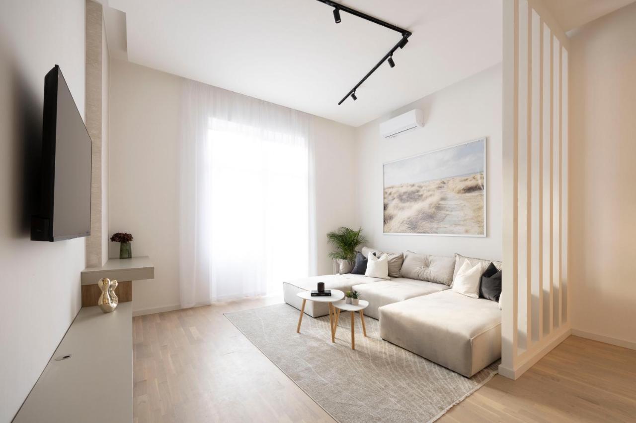 Luxurious & Spacious With Balcony *