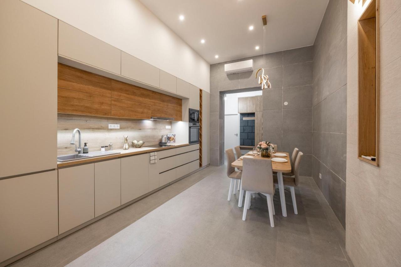 Luxurious & Spacious With Balcony Apartment