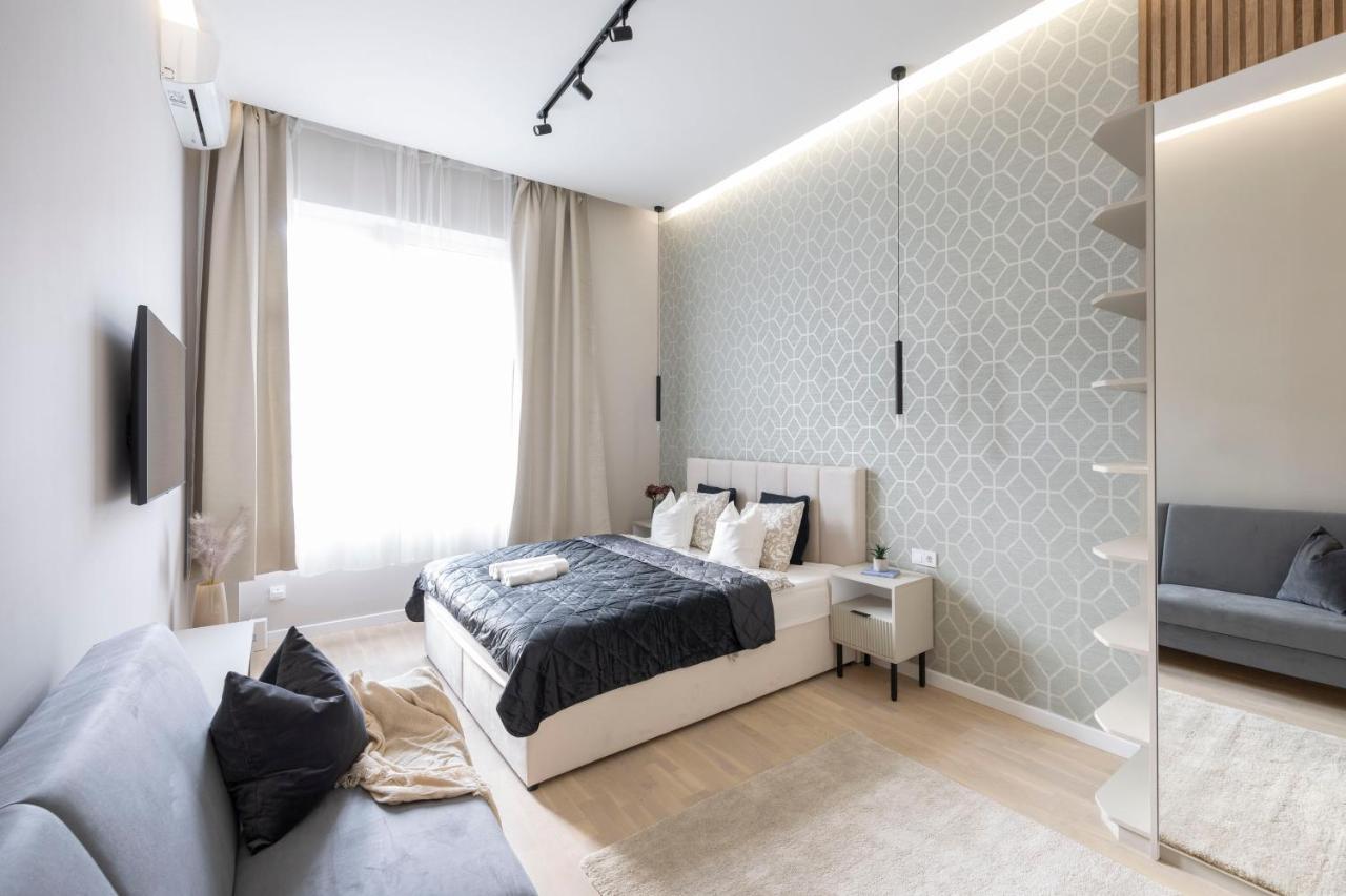 Luxurious & Spacious With Balcony
