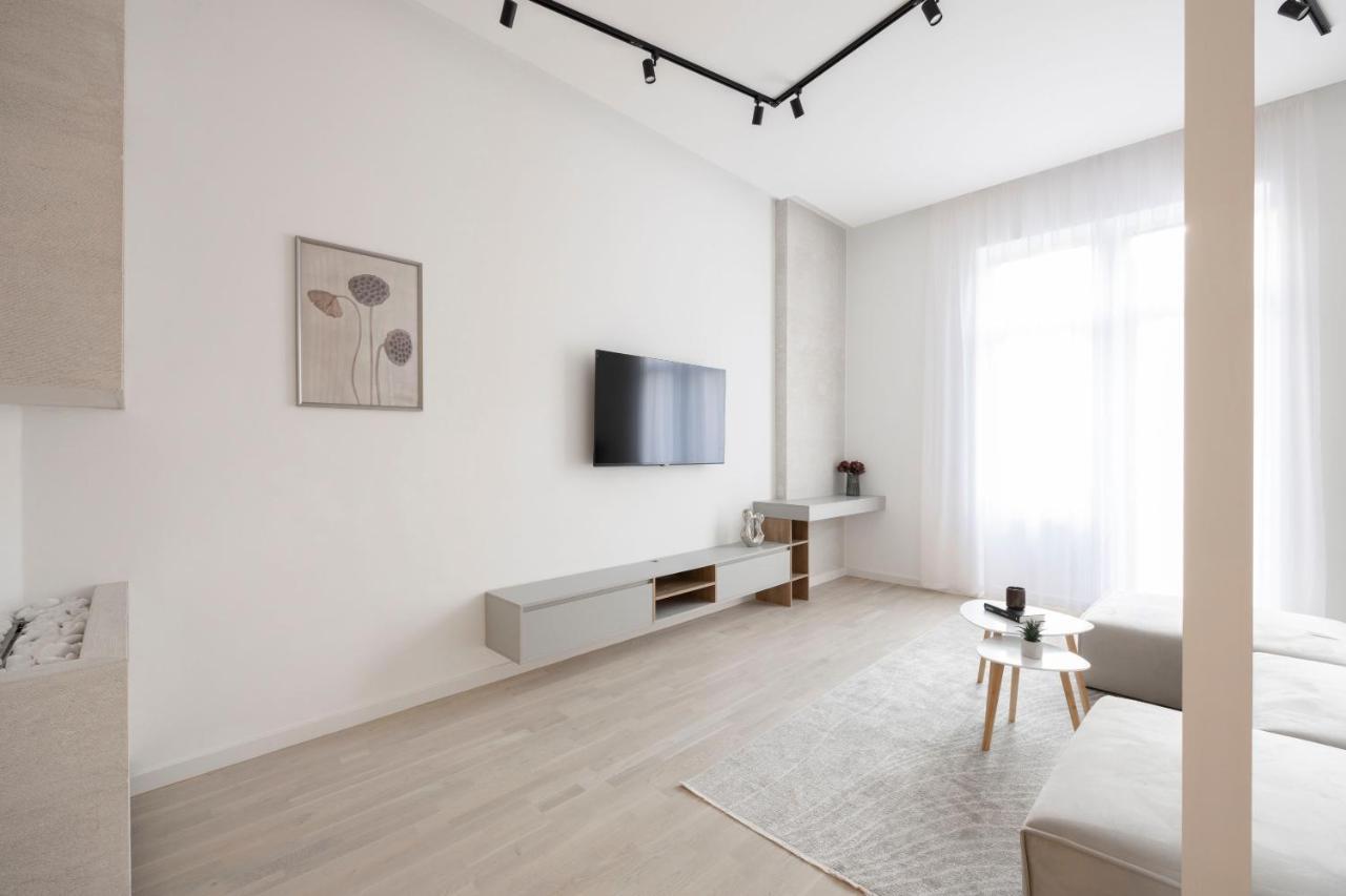 Luxurious & Spacious With Balcony