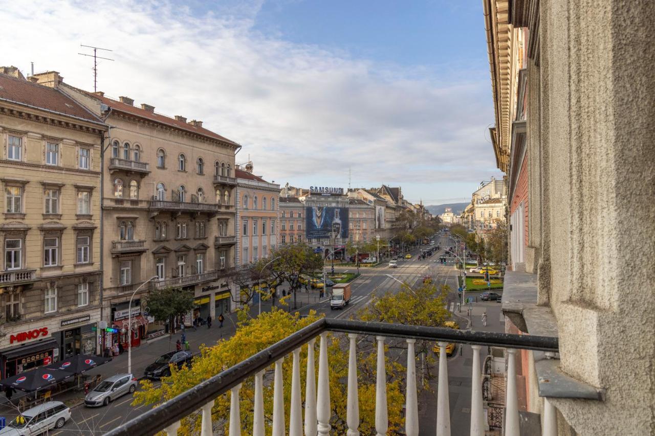 Luxurious & Spacious With Balcony *