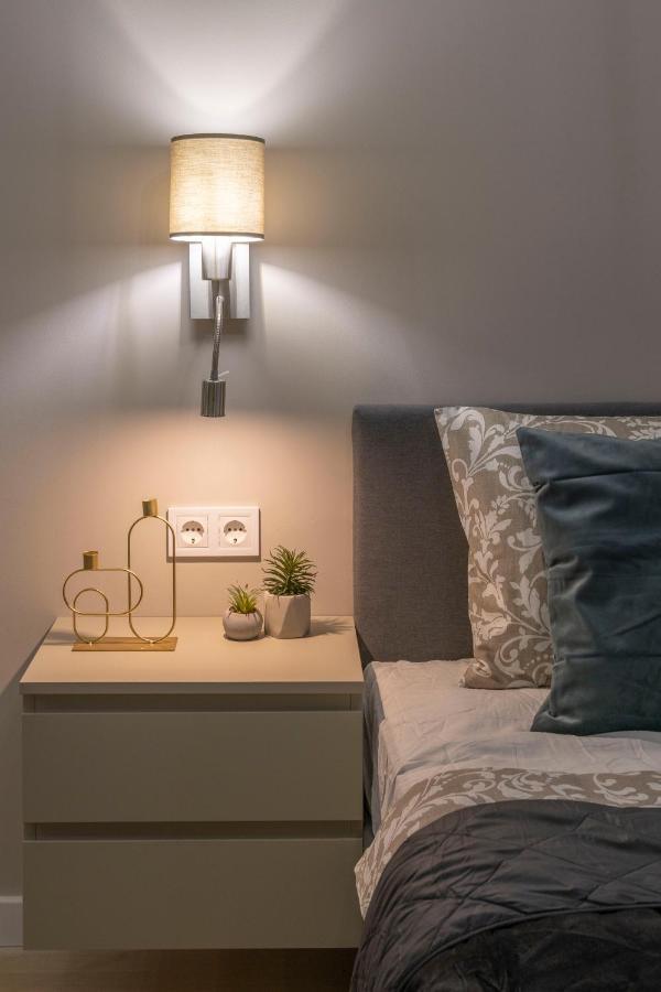 Luxurious & Spacious With Balcony Apartment *