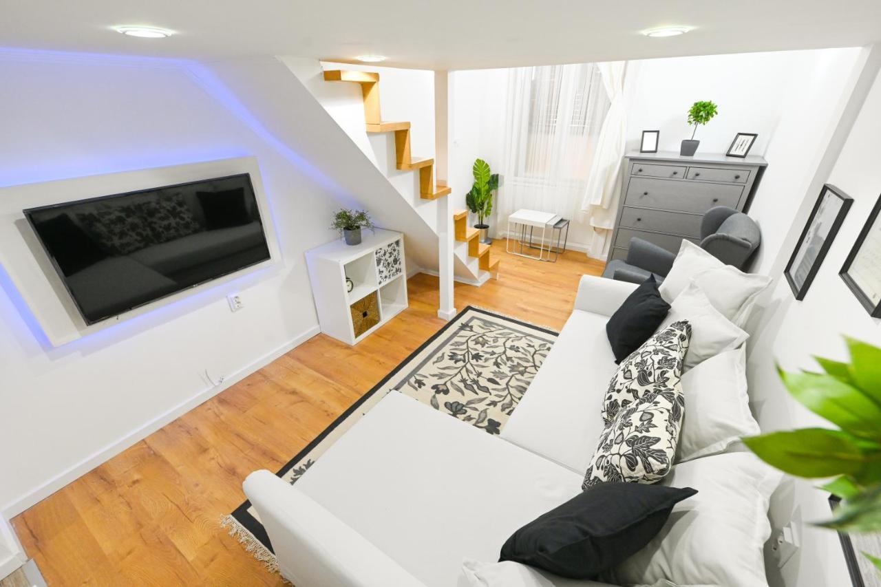Charming In Damjanich Str., Lucas *