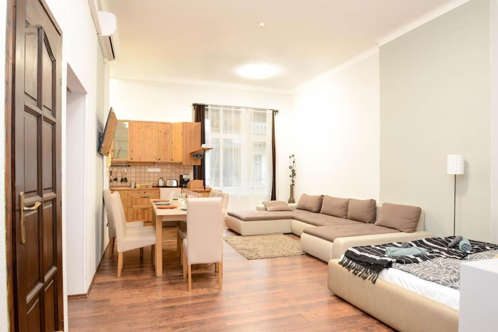 Famous Kiraly Street At Large 3br 10ppl @ * Budapest