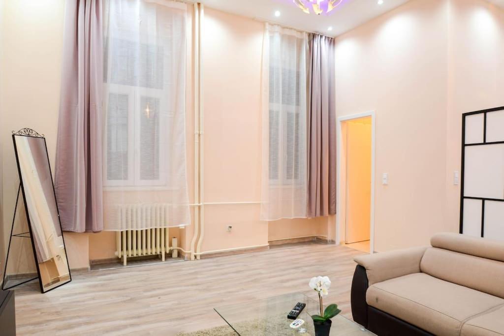 Cute Romance At Anker Koez * Budapest