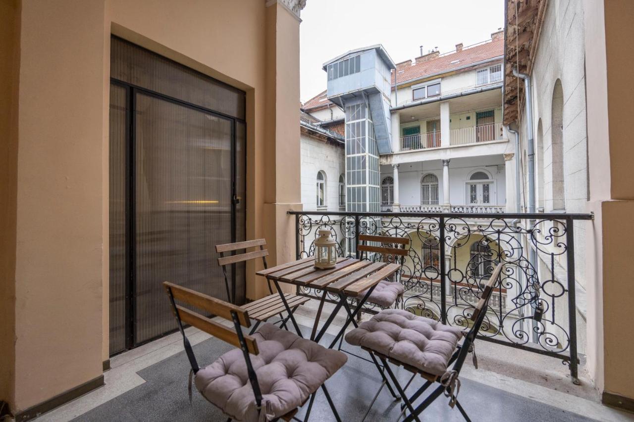 Spacious & Cozy W/ Terrace Apartmán