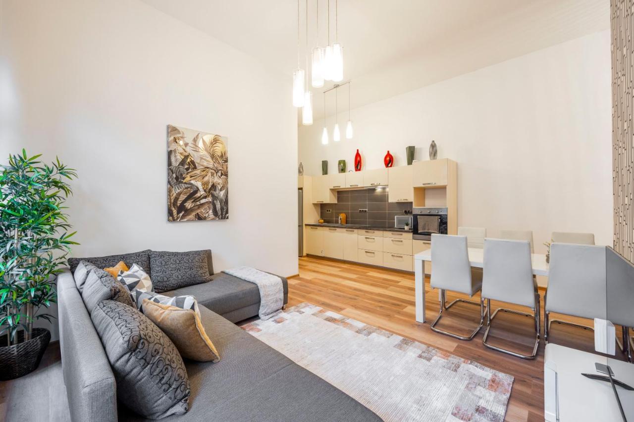 Spacious & Cozy W/ Terrace Apartmán