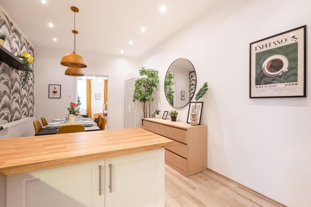 Apartment Warm Elegance Retreat : 75 M2 Comfort Near New York Cafe *