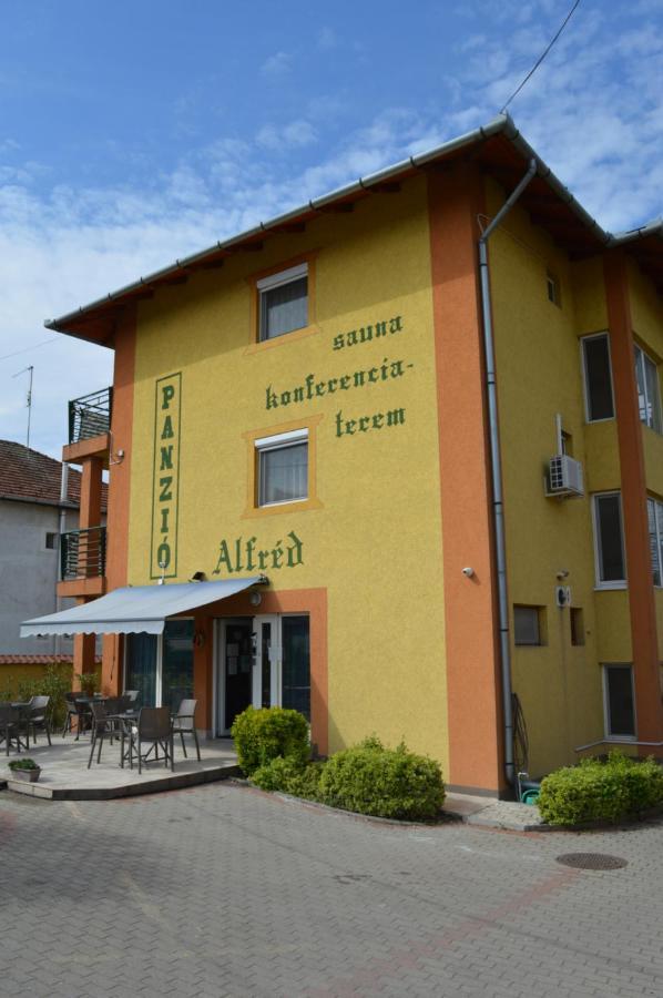 Alfréd Panzió Bed and breakfast