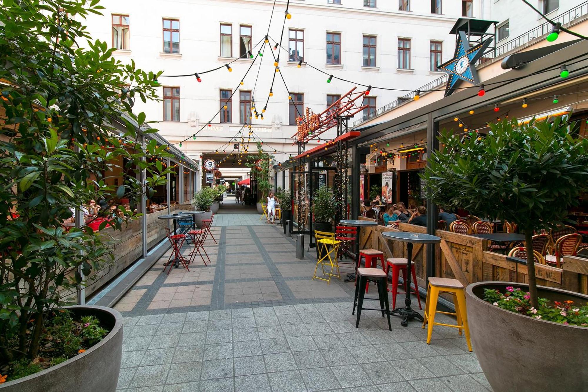 Little Americas Metropolitan * Budapest