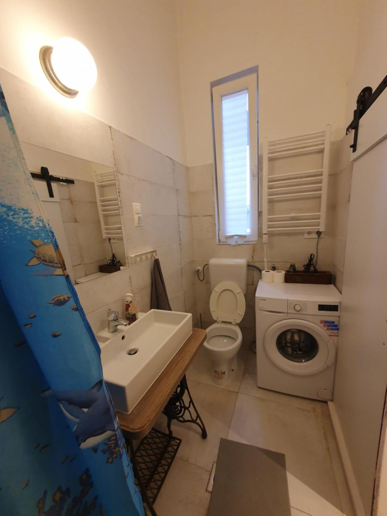 Vintage Near Boulevard With Ac After Renovation *