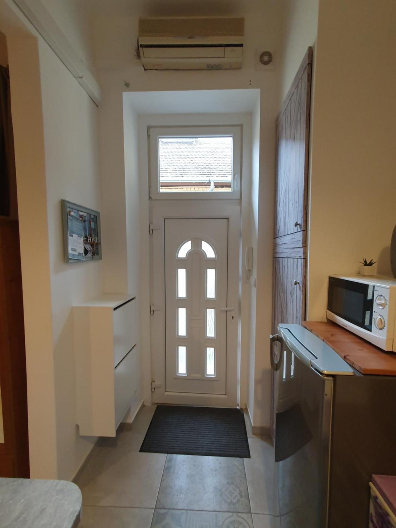 Cozy Studio With Air Condition Freshly Renovated Apartament