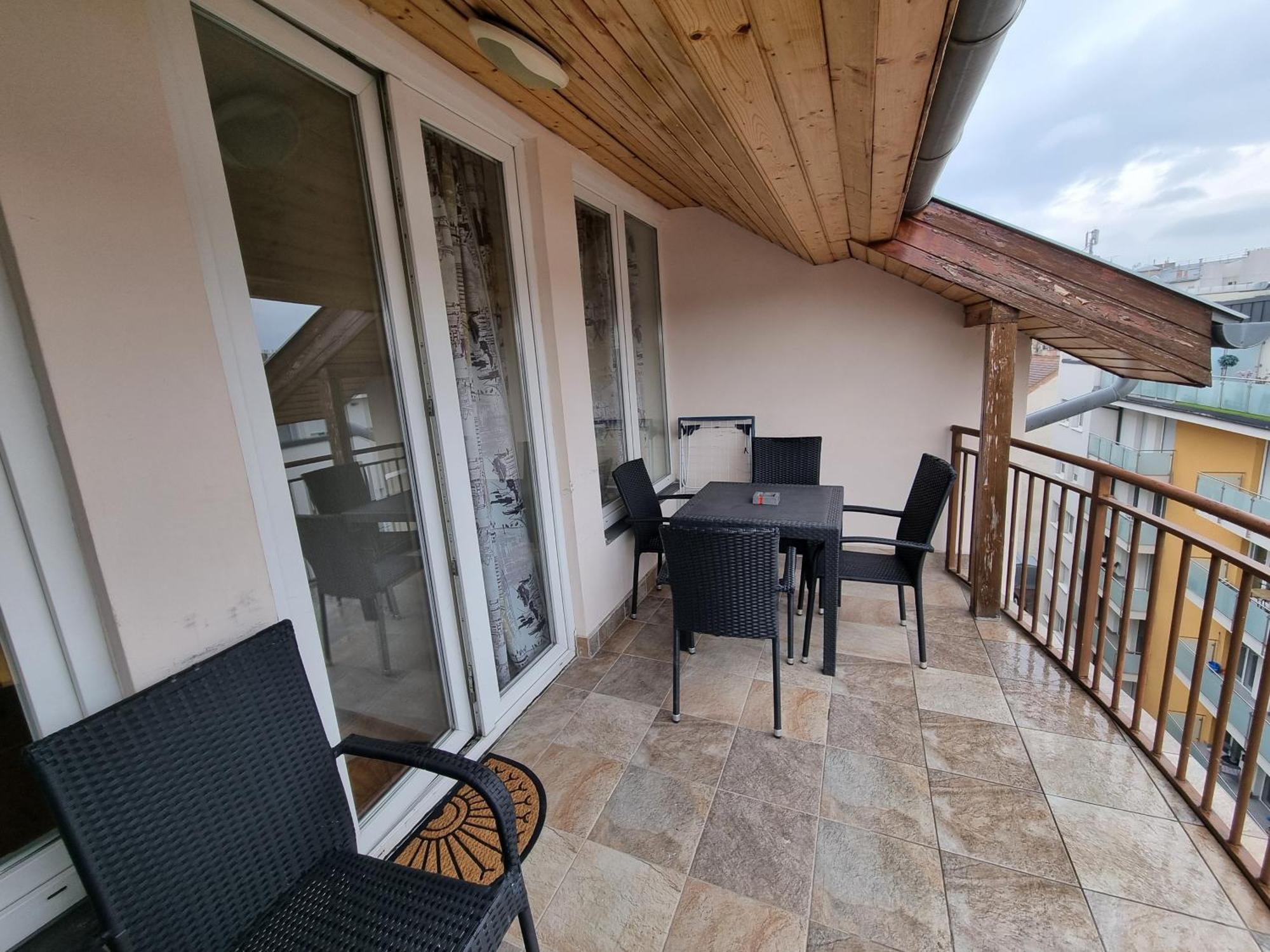 Merry&car - Huge Balcony + Living + 2br Apartment