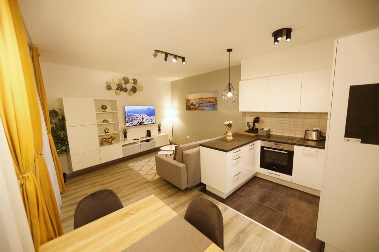 Flamingo - Balcony, Ac, Downtown Apartment Budapest