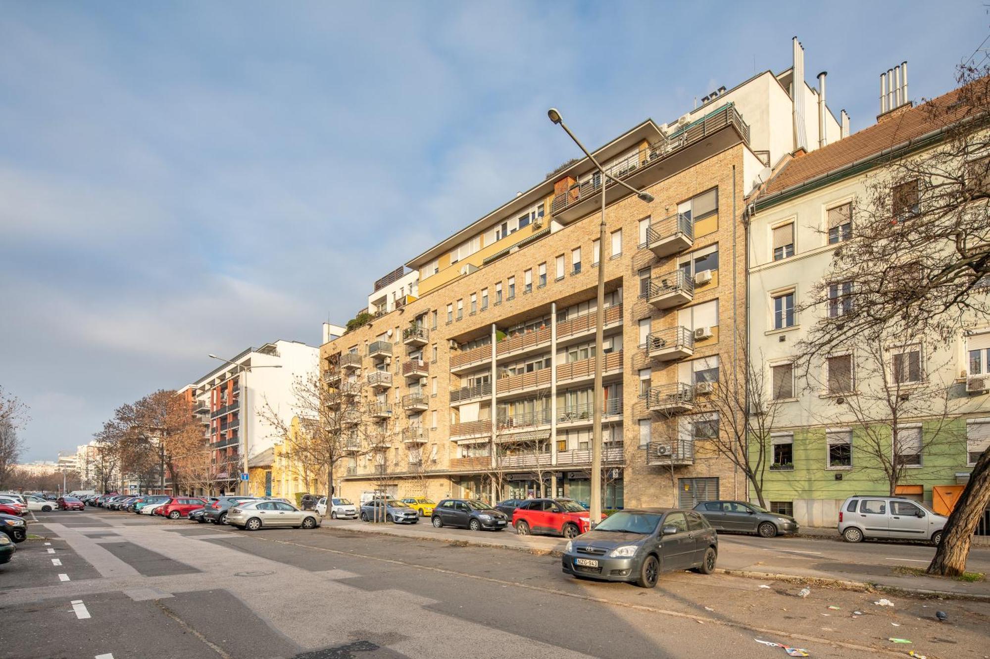Lotus Origo With Garage Apartment *