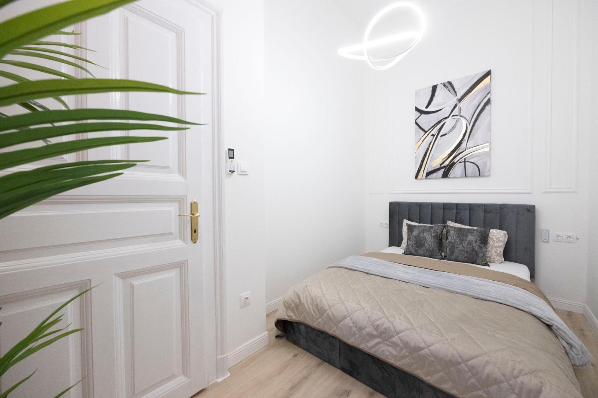 Exclusive & Prestigious W/ Balcony Apartament *