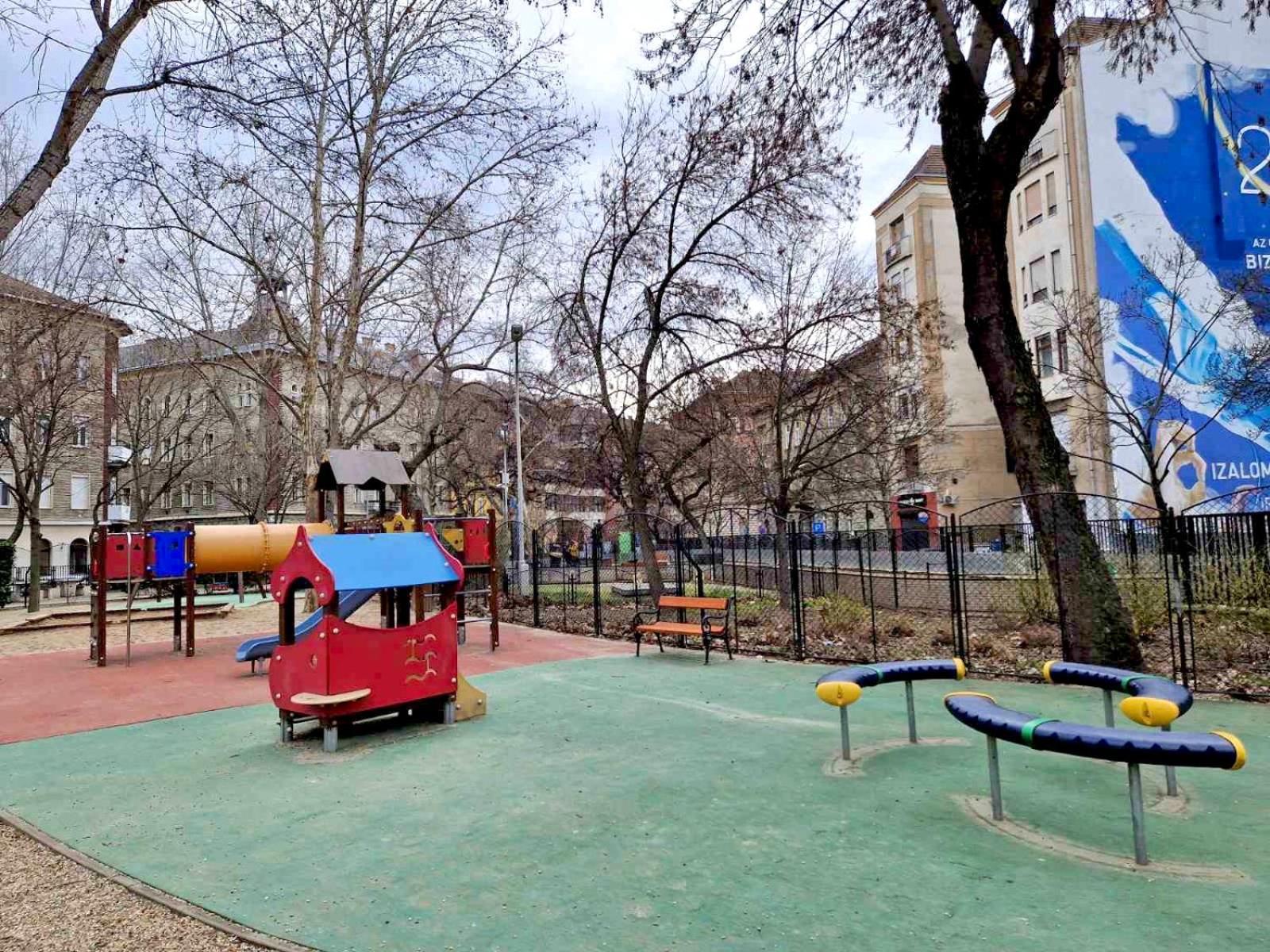 Elizabeth In The Heart Of * Budapest
