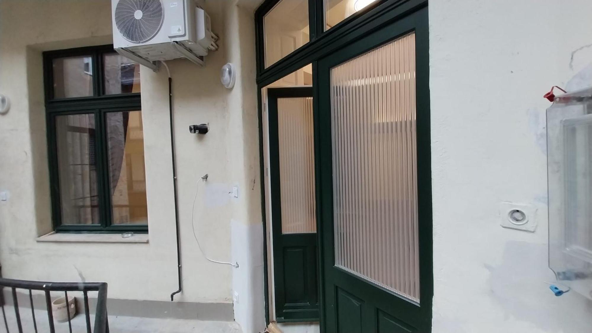Szekely Near Deak Ferenc Square With Free Parking In Garage *