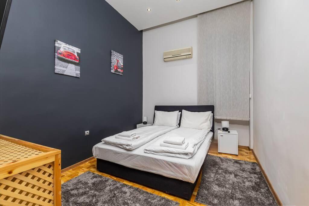 Apartment Bold Base *