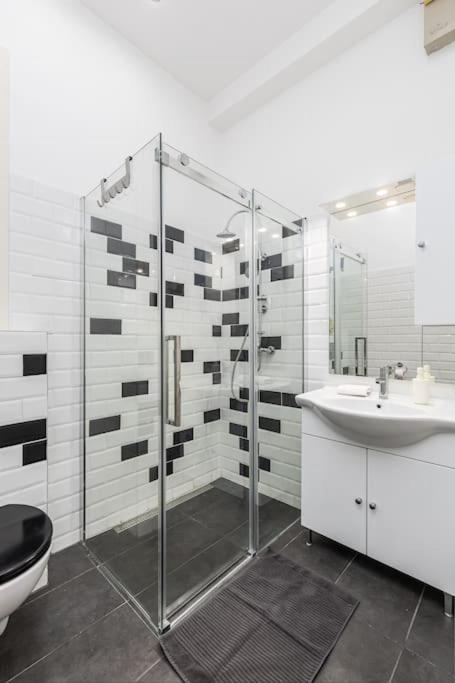 Bold Base Apartment