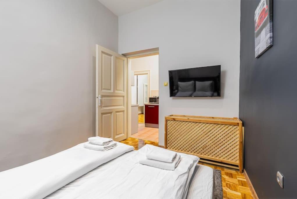Apartment Bold Base *