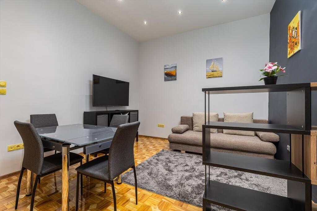 Apartment Bold Base *