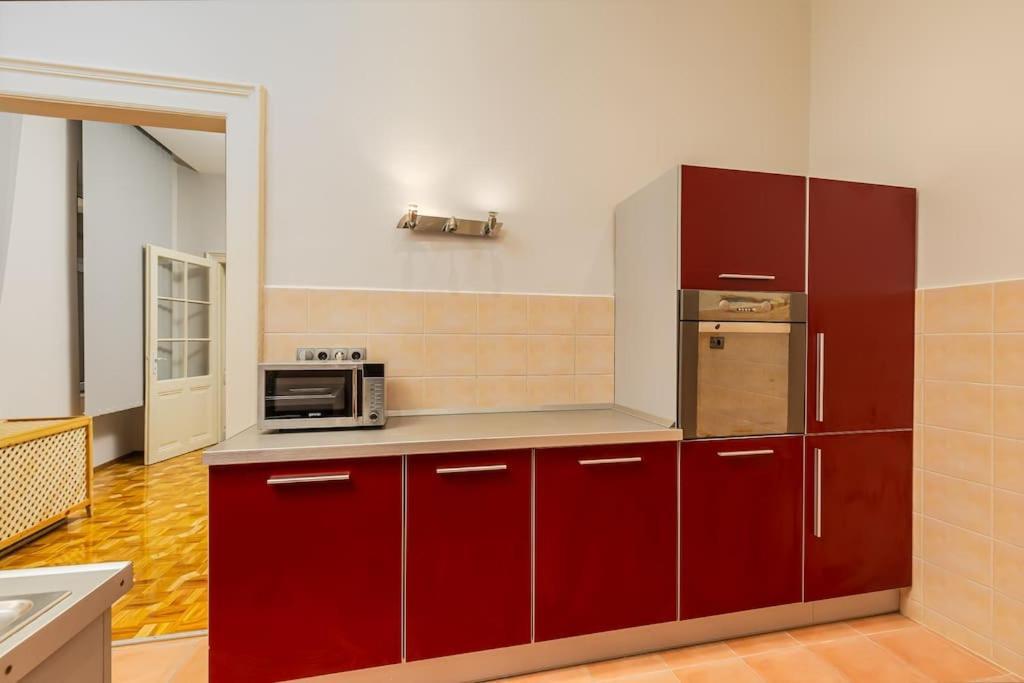 Bold Base Apartment