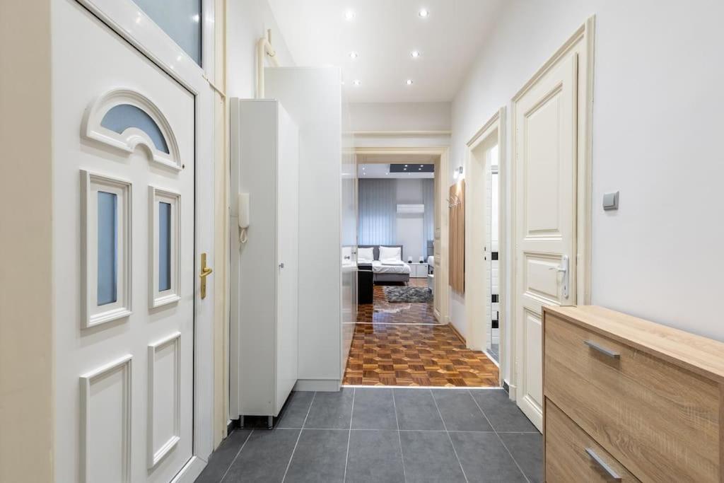 Apartment Bold Base