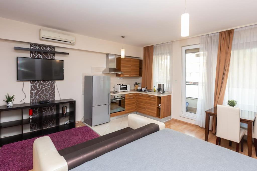 Flat On Corvin Promenade With Big Balcony Appartamento *