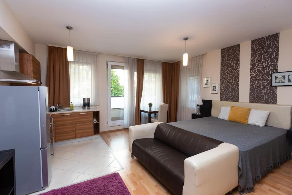 Flat On Corvin Promenade With Big Balcony Appartamento *