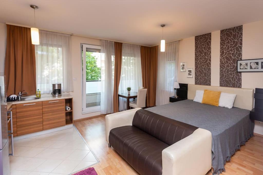 Flat On Corvin Promenade With Big Balcony Appartamento