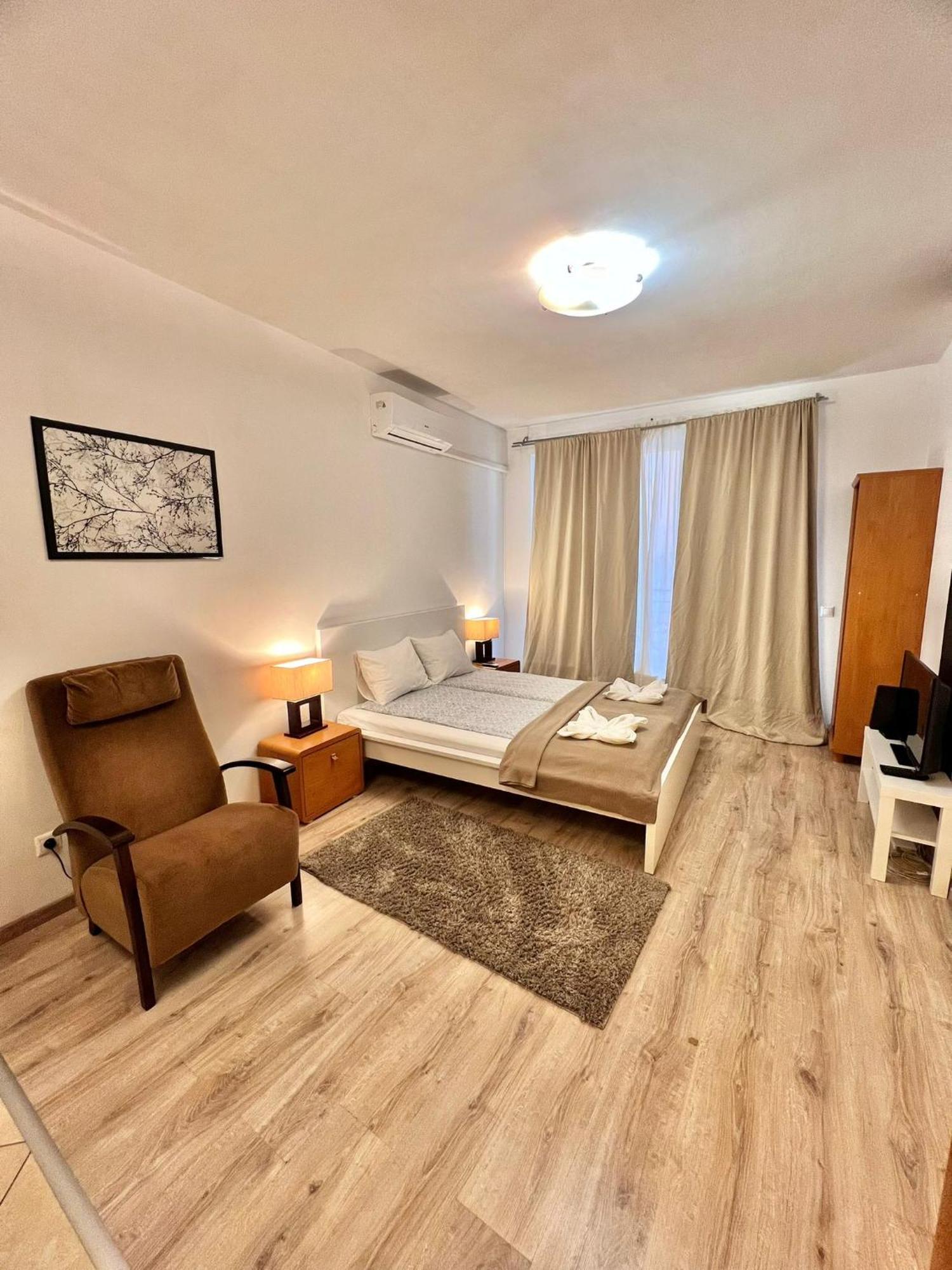 Opera Apartment *