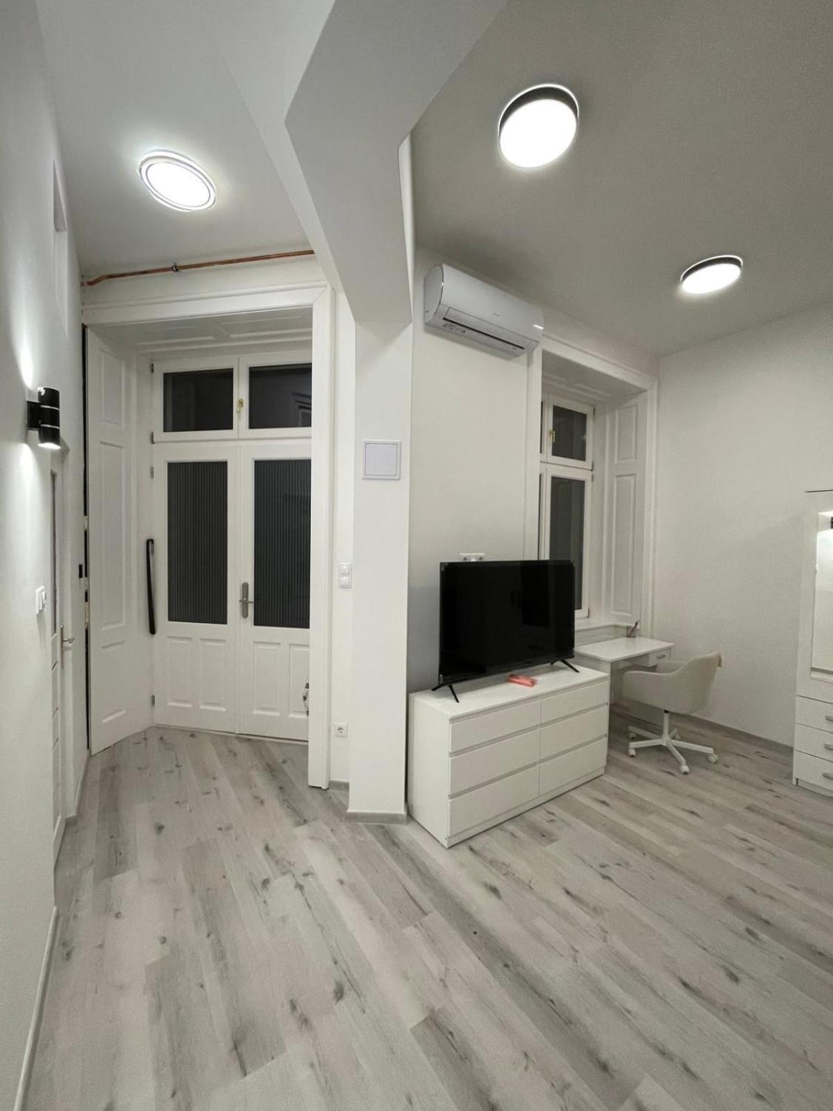 Appartement Szekely Near Deak Ferenc Square With Free Parking In Garage Boedapest