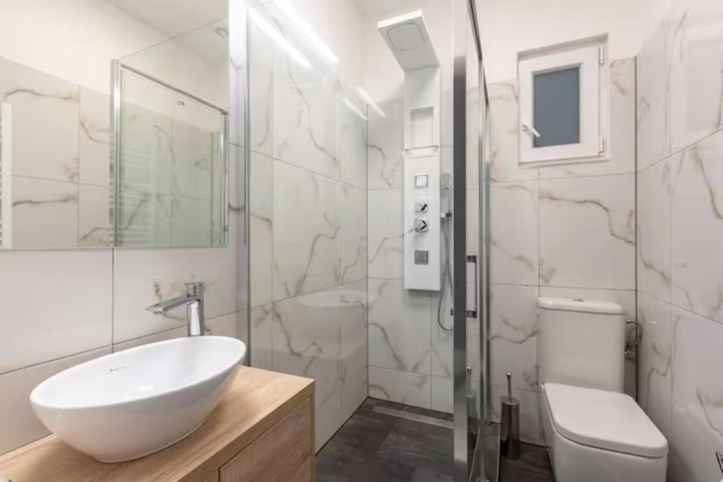 Luxurious Located In The Heart Of * Budapest