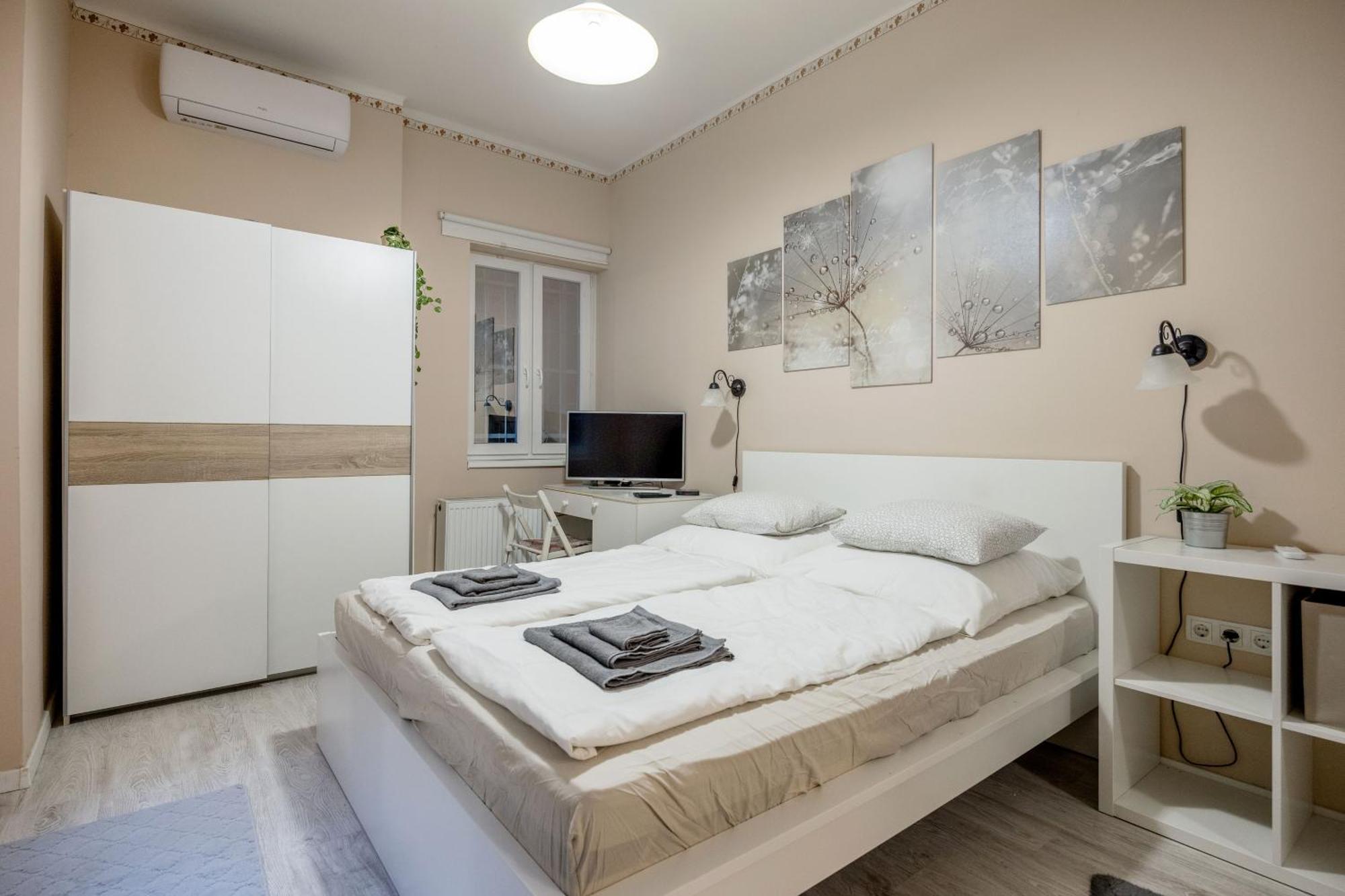 Roomback - 2br With Ac Near Deak Ter Budapest