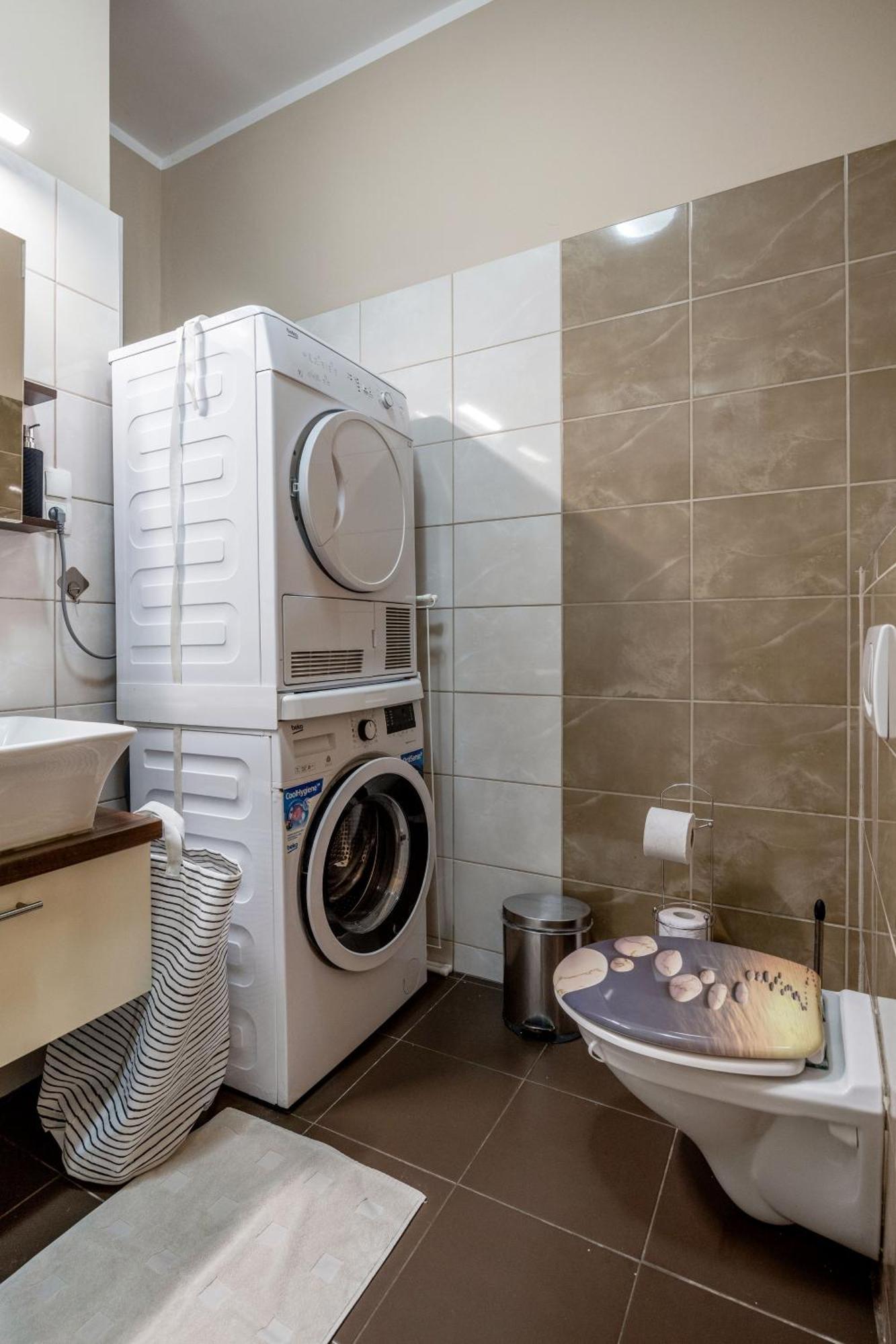 Apartment Roomback - 2br With Ac Near Deak Ter *