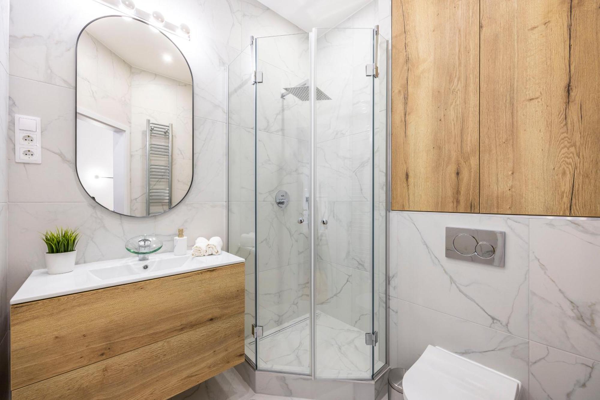 Luxurious 4bedrm 3bathrm W/ Balcony Lägenhet *
