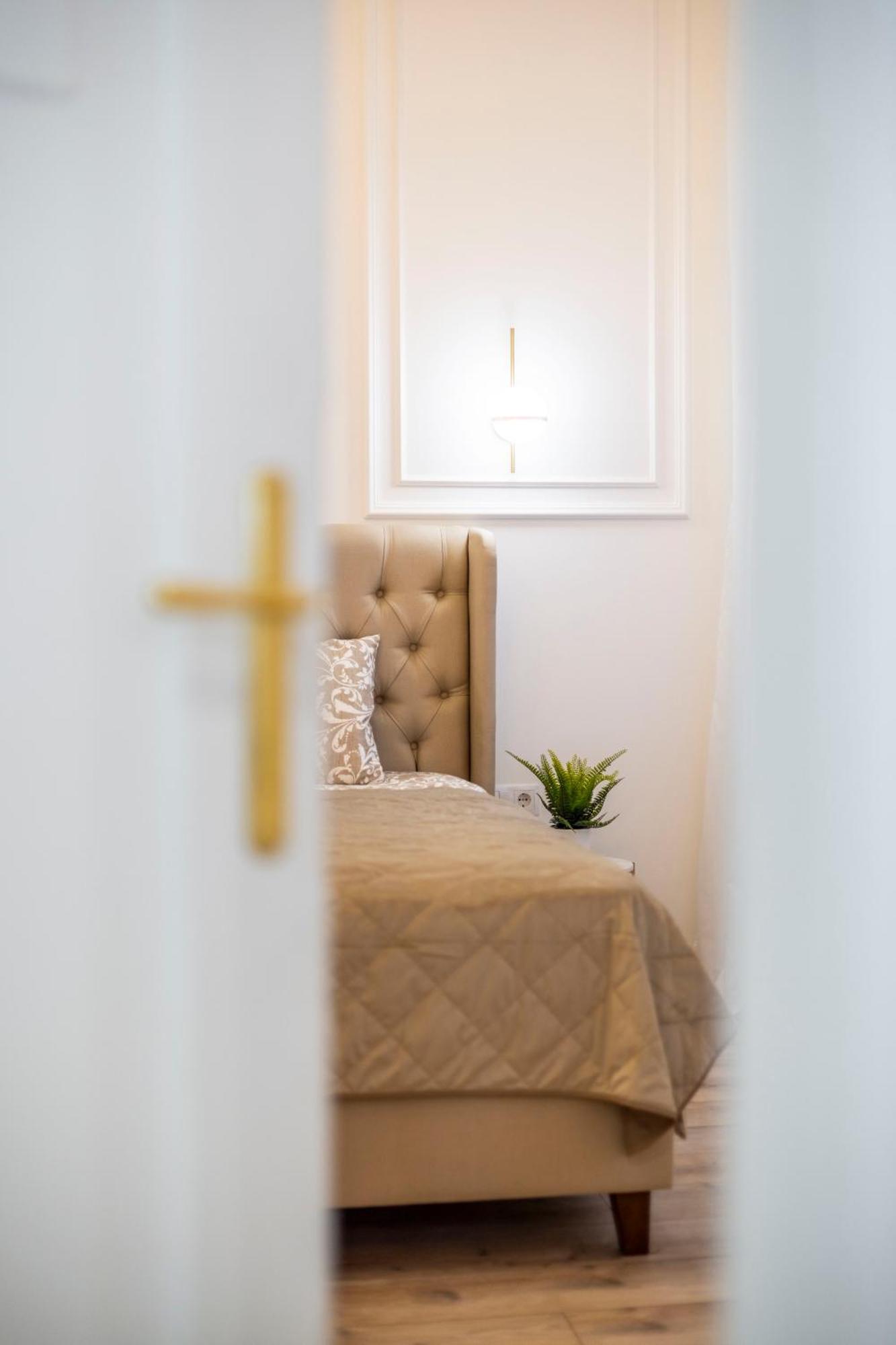 Luxurious 4bedrm 3bathrm W/ Balcony * Budapest