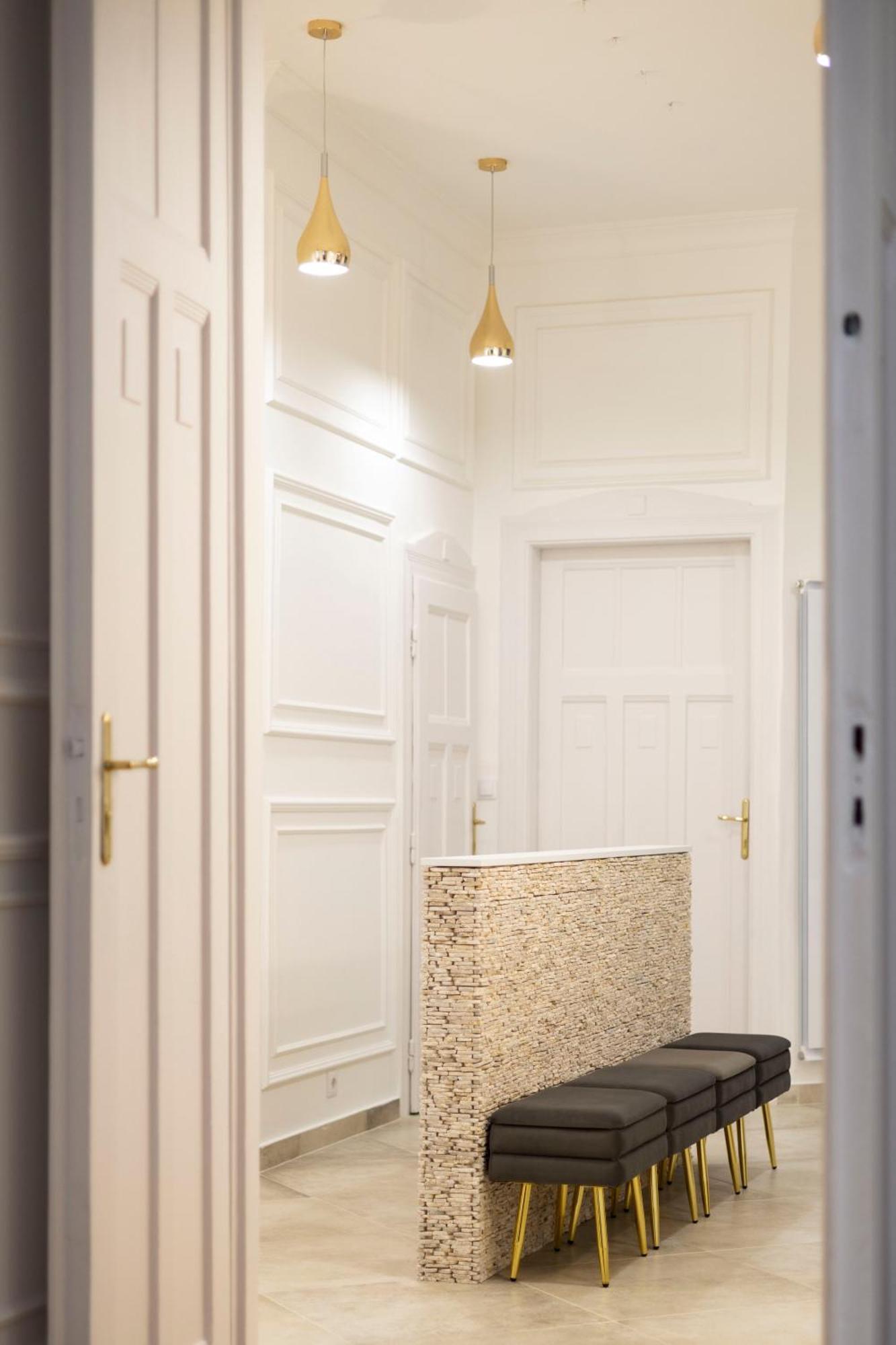 Luxurious 4bedrm 3bathrm W/ Balcony * Budapest