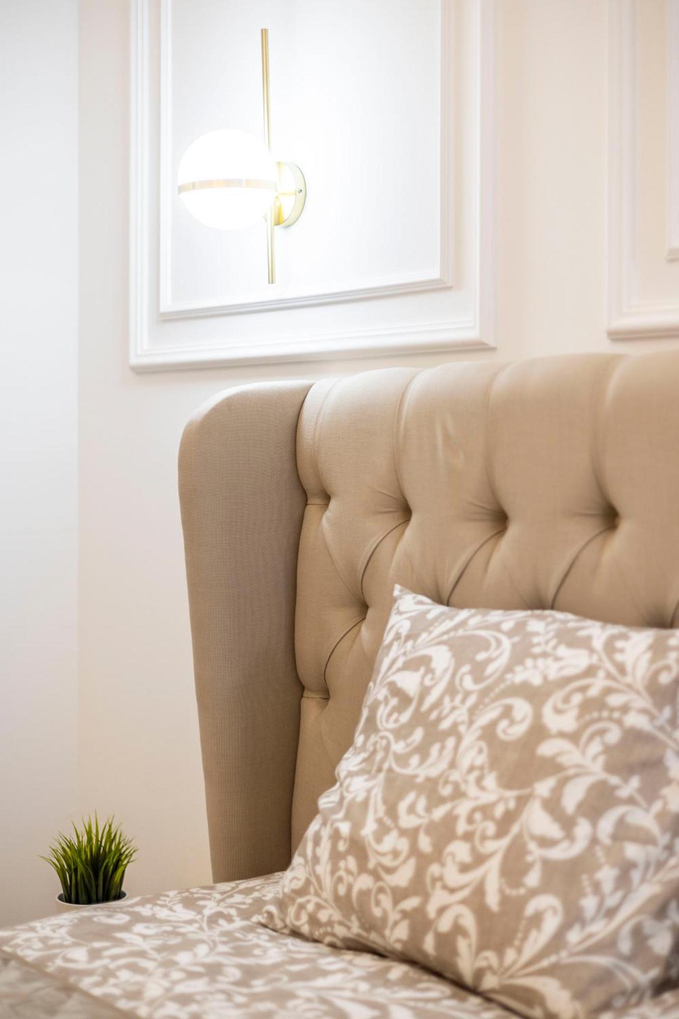 Luxurious 4bedrm 3bathrm W/ Balcony Lägenhet *