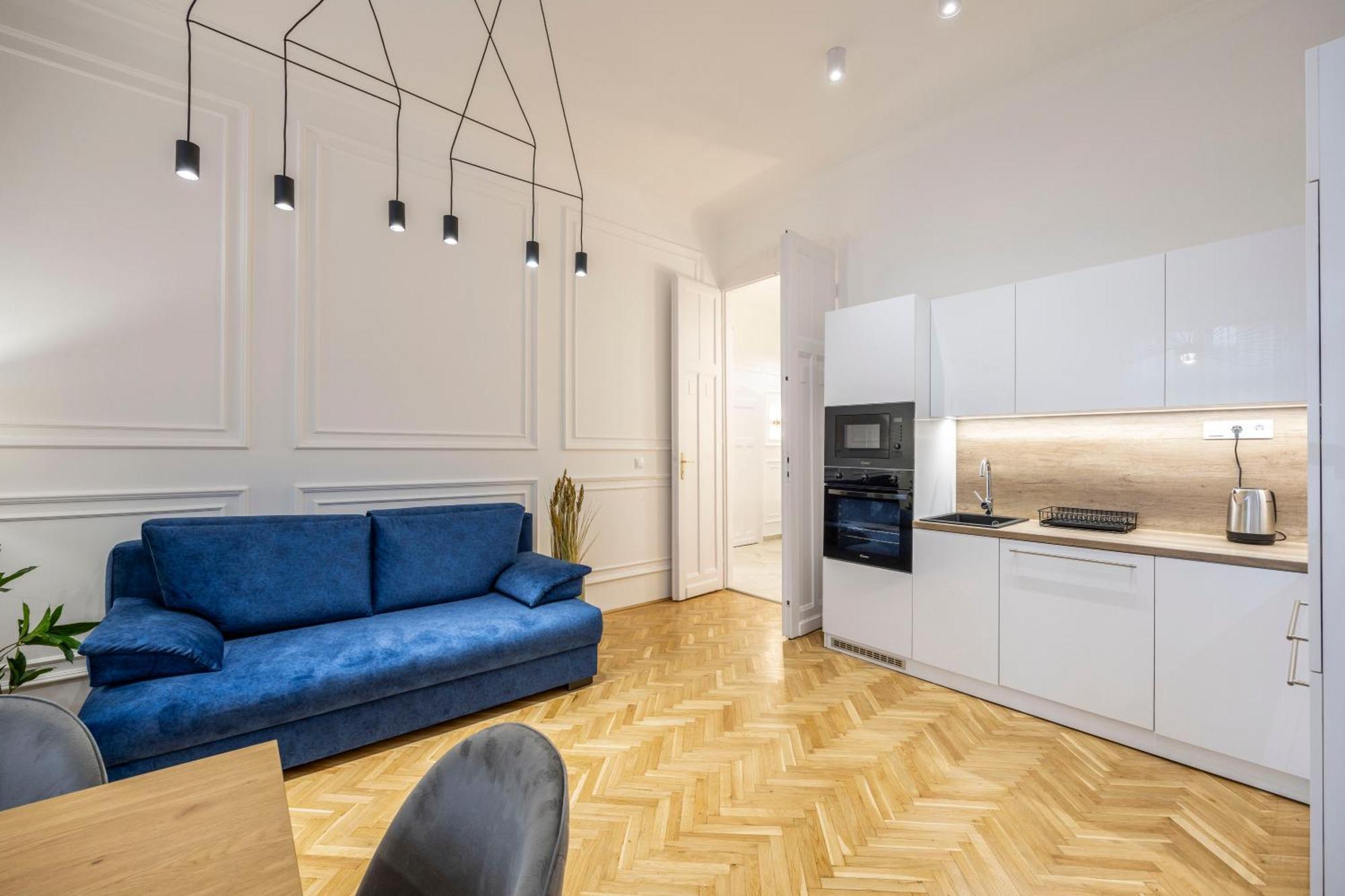 Luxurious 4bedrm 3bathrm W/ Balcony * Budapest