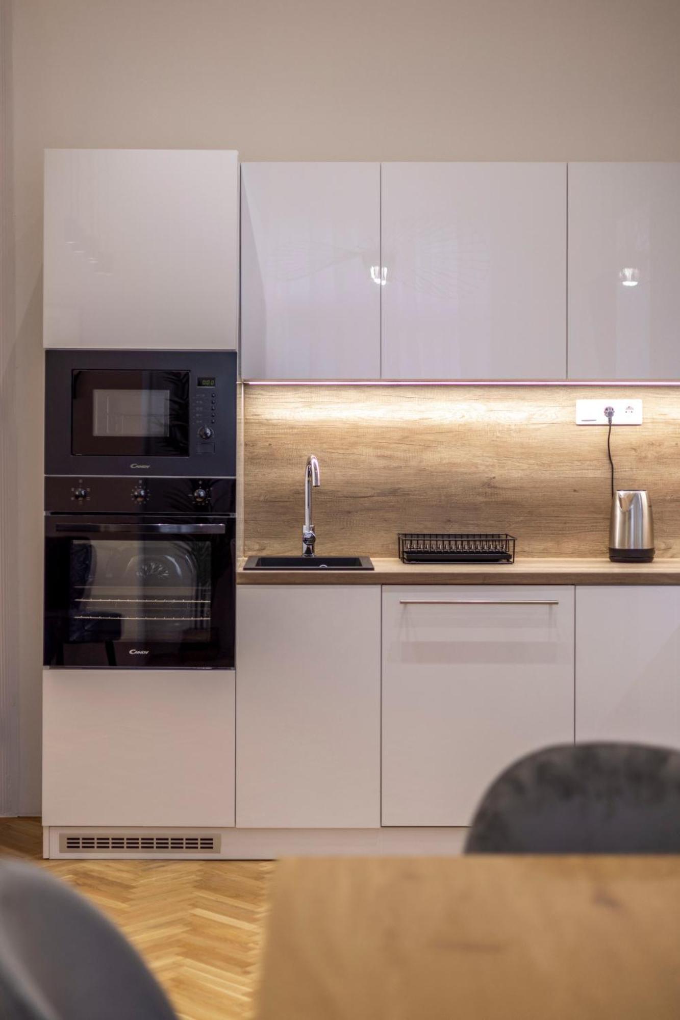 Luxurious 4bedrm 3bathrm W/ Balcony Budapest