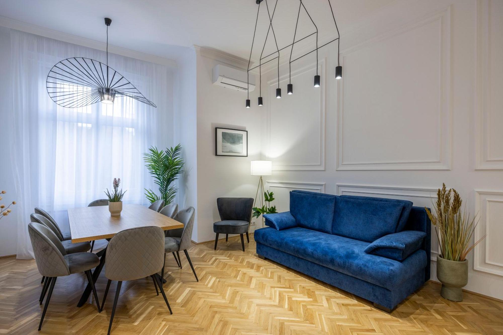 Luxurious 4bedrm 3bathrm W/ Balcony Lägenhet